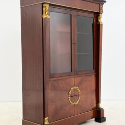 Ampyro stiliaus raudonmedžio bufetas su apšvietimu 42,5x106x155 cm