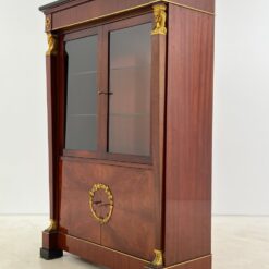 Ampyro stiliaus raudonmedžio bufetas su apšvietimu 42,5x106x155 cm