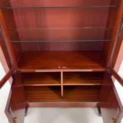 Ampyro stiliaus raudonmedžio bufetas su apšvietimu 42,5x106x155 cm