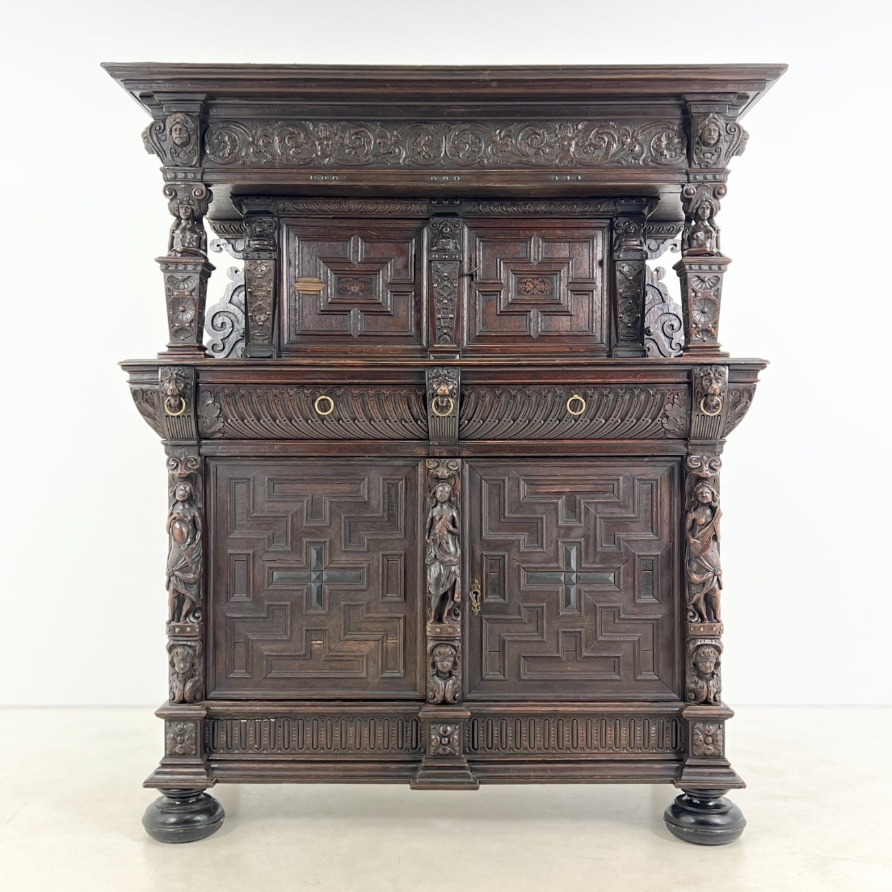 DR0143-bufetai-0 Ąžuolinis drožinėtas XIX a. pradžios bufetas 73x176x203 cm