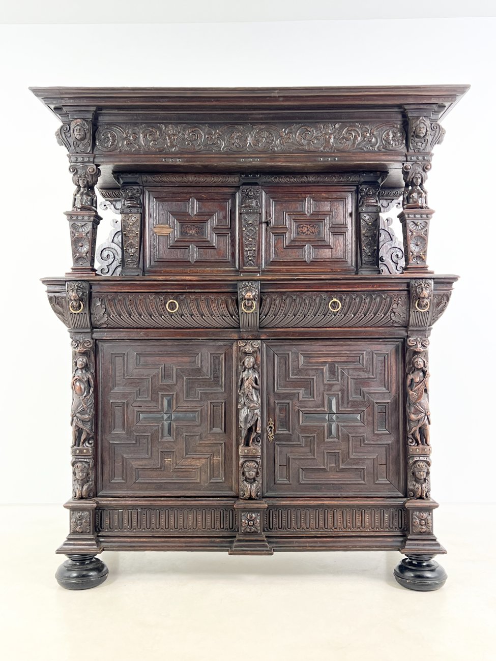 DR0143-bufetai-1 Ąžuolinis drožinėtas XIX a. pradžios bufetas 73x176x203 cm