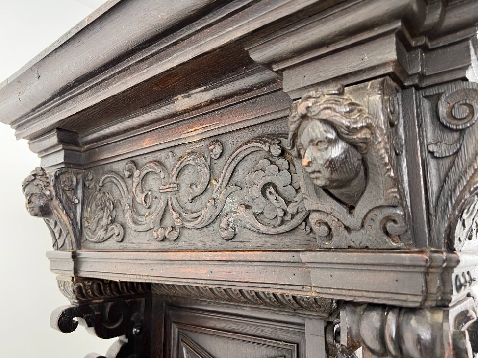 DR0143-bufetai-10 Ąžuolinis drožinėtas XIX a. pradžios bufetas 73x176x203 cm