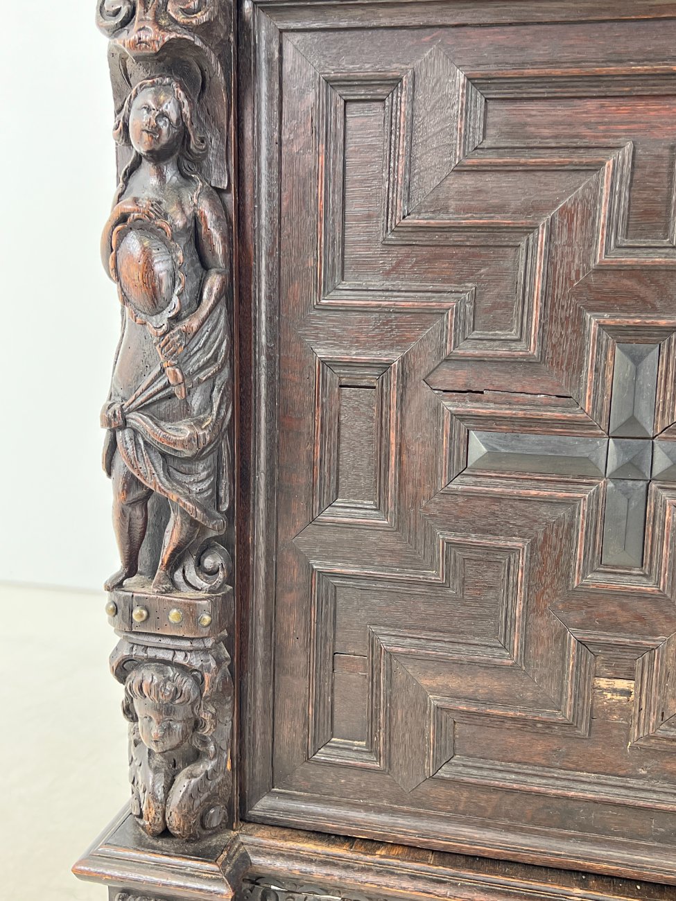 DR0143-bufetai-11 Ąžuolinis drožinėtas XIX a. pradžios bufetas 73x176x203 cm