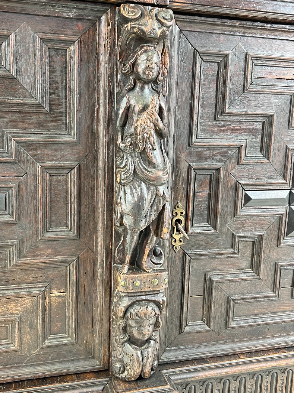 DR0143-bufetai-12 Ąžuolinis drožinėtas XIX a. pradžios bufetas 73x176x203 cm