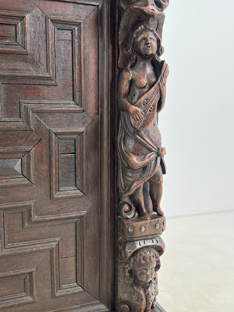 DR0143-bufetai-13 Ąžuolinis drožinėtas XIX a. pradžios bufetas 73x176x203 cm