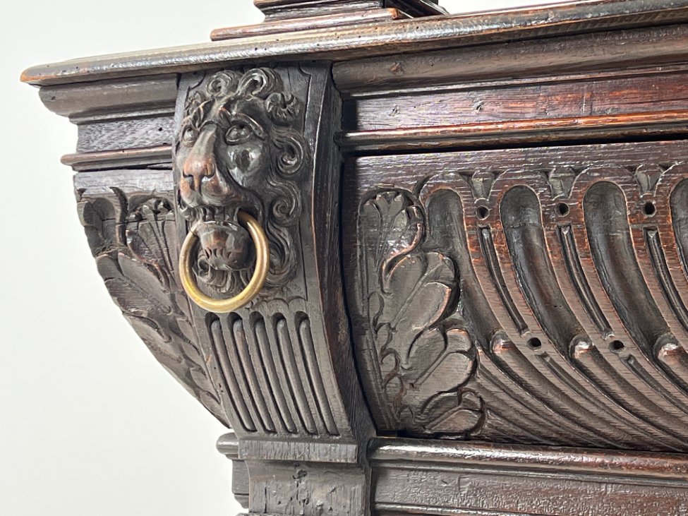 DR0143-bufetai-14 Ąžuolinis drožinėtas XIX a. pradžios bufetas 73x176x203 cm