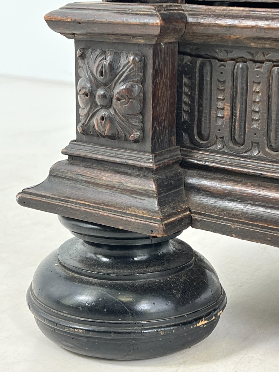 DR0143-bufetai-15 Ąžuolinis drožinėtas XIX a. pradžios bufetas 73x176x203 cm