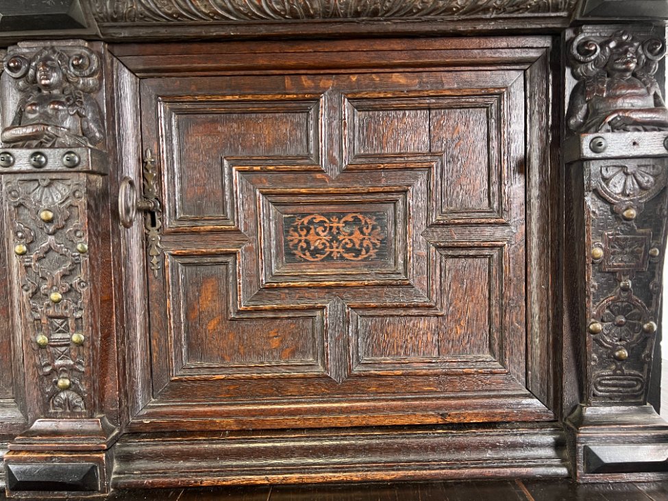 DR0143-bufetai-16 Ąžuolinis drožinėtas XIX a. pradžios bufetas 73x176x203 cm