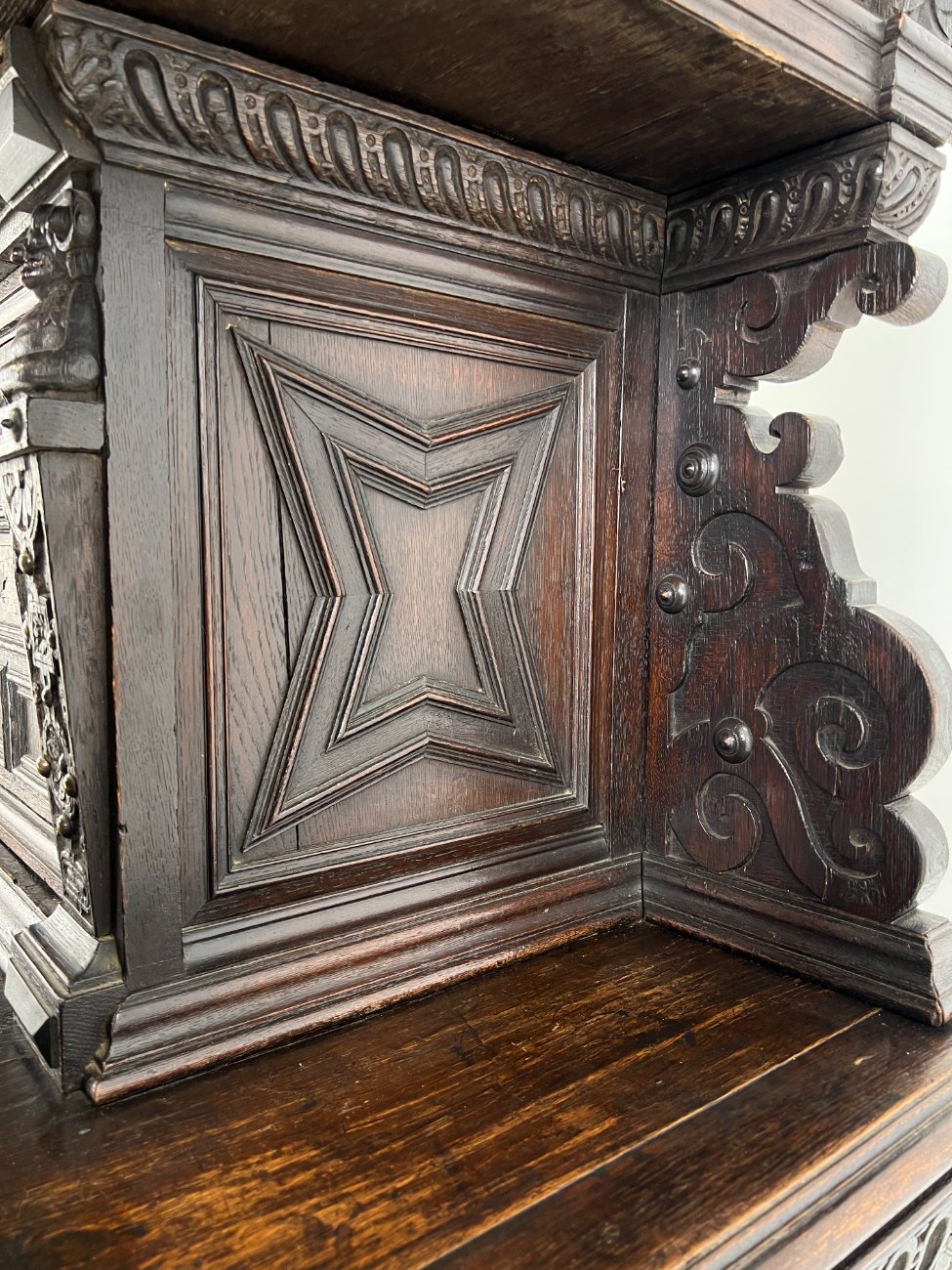 DR0143-bufetai-17 Ąžuolinis drožinėtas XIX a. pradžios bufetas 73x176x203 cm