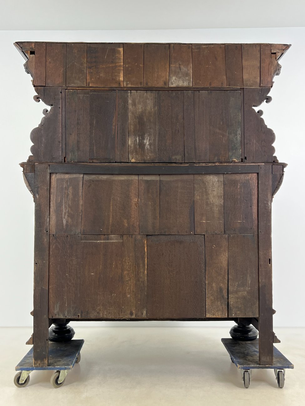 DR0143-bufetai-18 Ąžuolinis drožinėtas XIX a. pradžios bufetas 73x176x203 cm