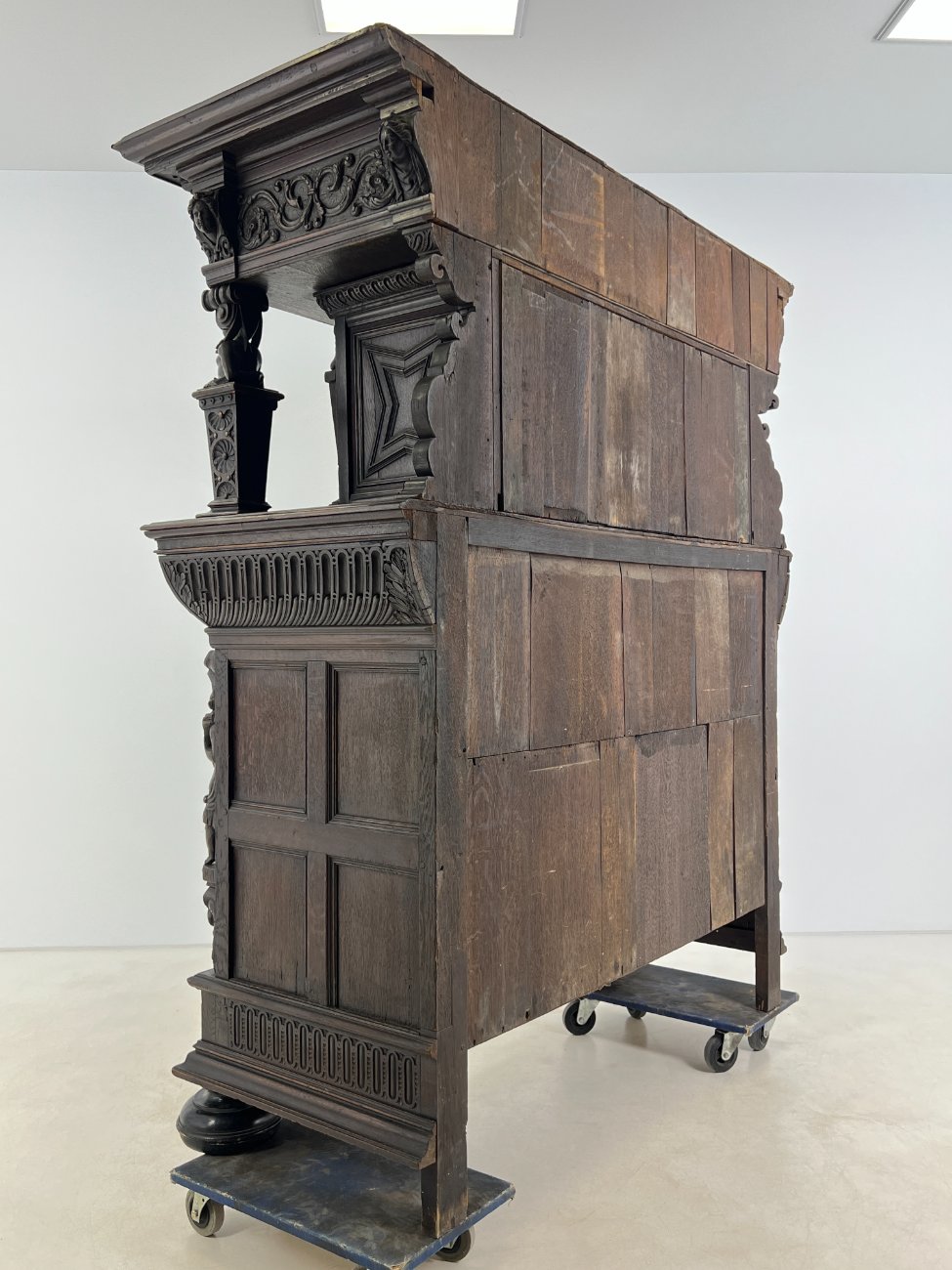 DR0143-bufetai-19 Ąžuolinis drožinėtas XIX a. pradžios bufetas 73x176x203 cm