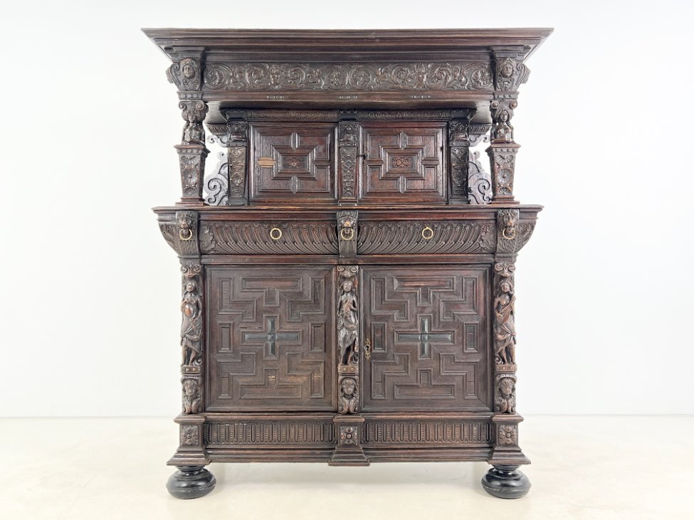 DR0143-bufetai-2 Ąžuolinis drožinėtas XIX a. pradžios bufetas 73x176x203 cm