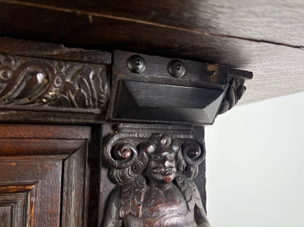 DR0143-bufetai-22 Ąžuolinis drožinėtas XIX a. pradžios bufetas 73x176x203 cm