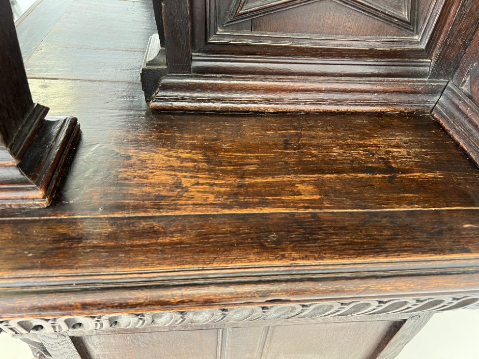 DR0143-bufetai-24 Ąžuolinis drožinėtas XIX a. pradžios bufetas 73x176x203 cm