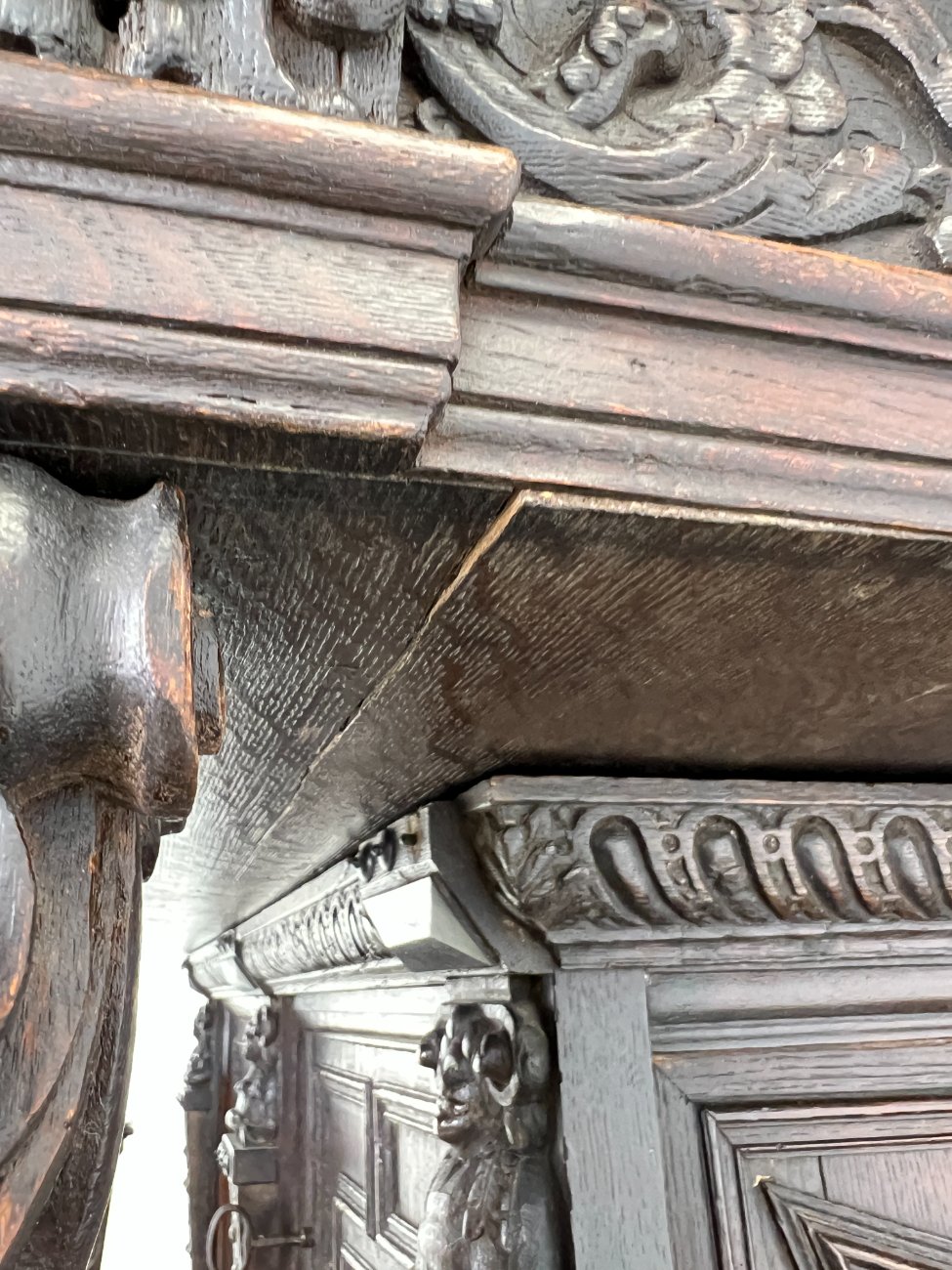 DR0143-bufetai-27 Ąžuolinis drožinėtas XIX a. pradžios bufetas 73x176x203 cm