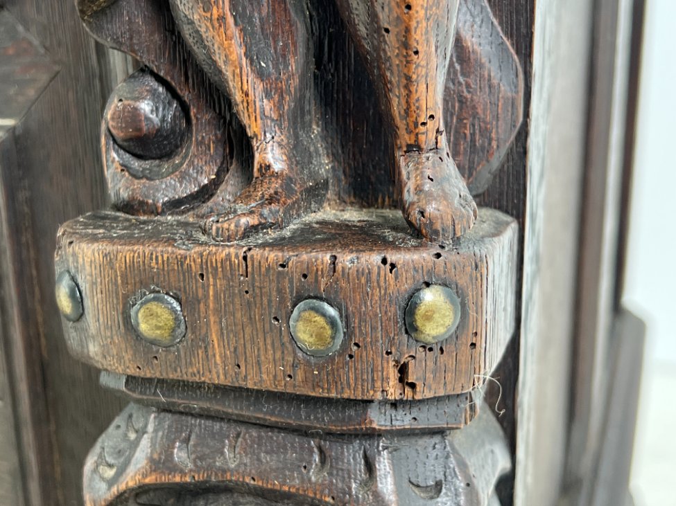 DR0143-bufetai-28 Ąžuolinis drožinėtas XIX a. pradžios bufetas 73x176x203 cm