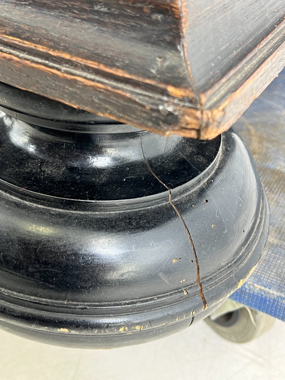 DR0143-bufetai-29 Ąžuolinis drožinėtas XIX a. pradžios bufetas 73x176x203 cm