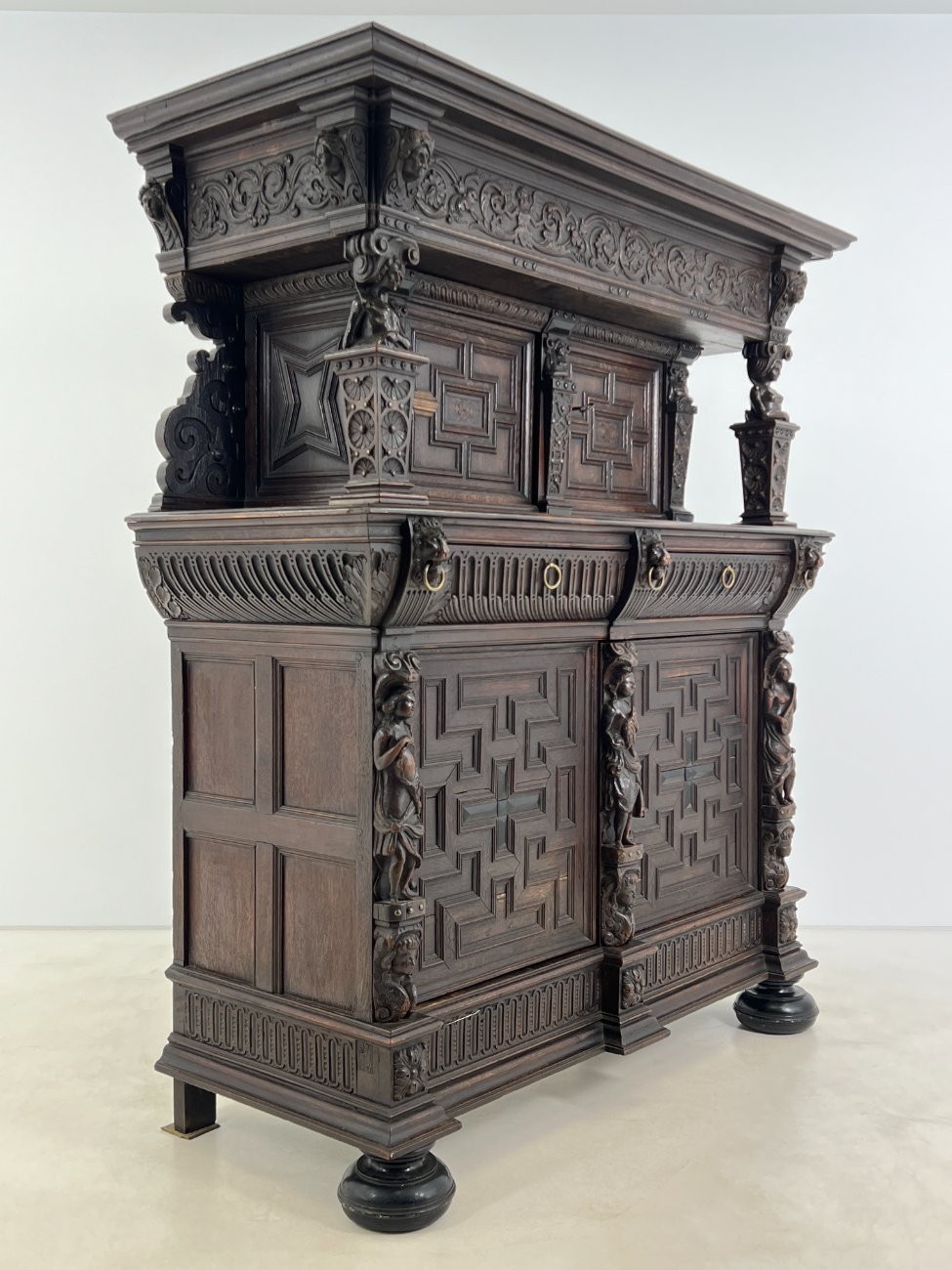 DR0143-bufetai-3 Ąžuolinis drožinėtas XIX a. pradžios bufetas 73x176x203 cm