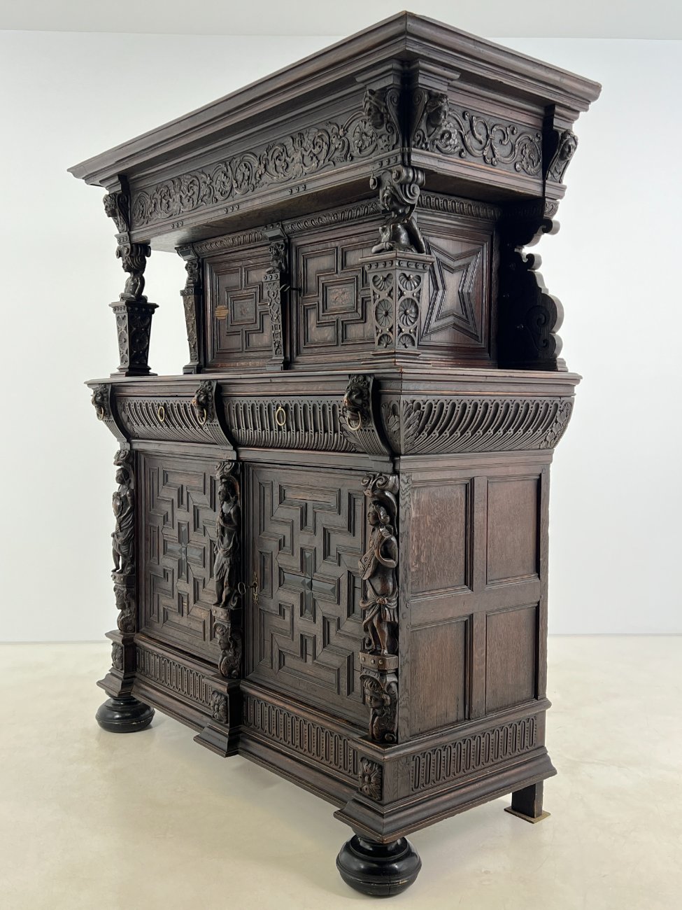 DR0143-bufetai-4 Ąžuolinis drožinėtas XIX a. pradžios bufetas 73x176x203 cm