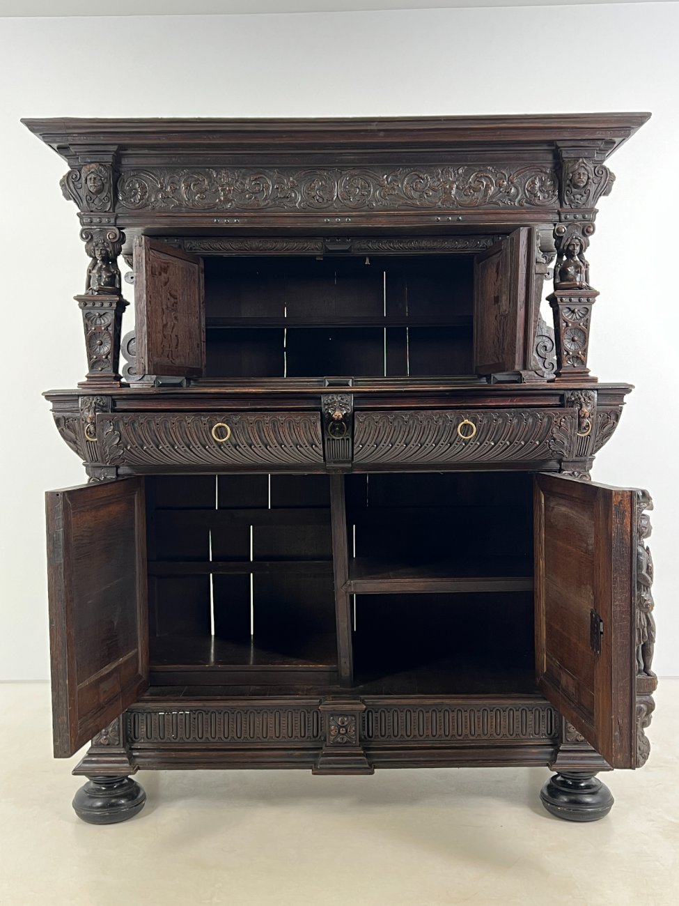 DR0143-bufetai-5 Ąžuolinis drožinėtas XIX a. pradžios bufetas 73x176x203 cm