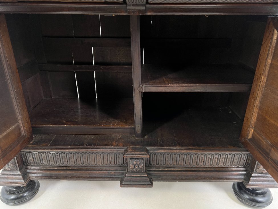 DR0143-bufetai-6 Ąžuolinis drožinėtas XIX a. pradžios bufetas 73x176x203 cm