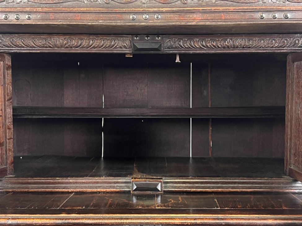 DR0143-bufetai-7 Ąžuolinis drožinėtas XIX a. pradžios bufetas 73x176x203 cm