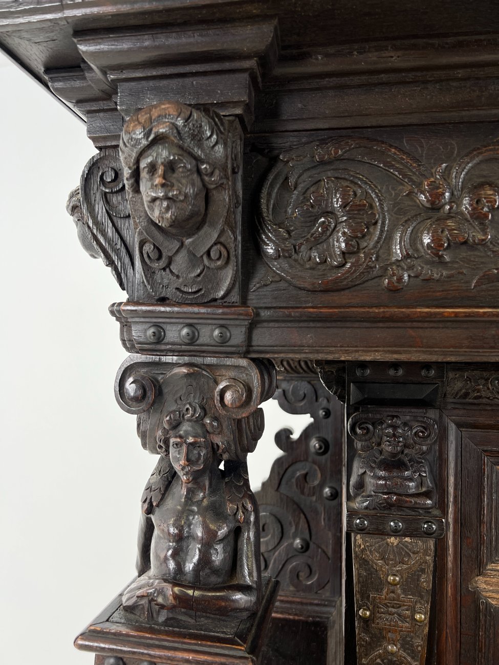 DR0143-bufetai-8 Ąžuolinis drožinėtas XIX a. pradžios bufetas 73x176x203 cm