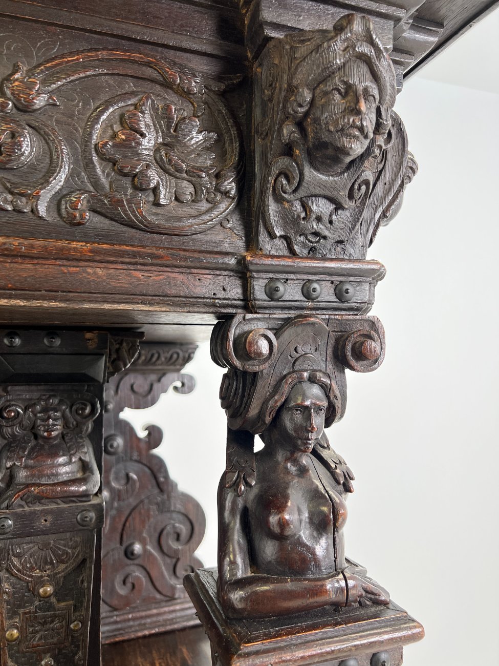 DR0143-bufetai-9 Ąžuolinis drožinėtas XIX a. pradžios bufetas 73x176x203 cm