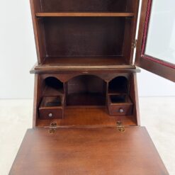 Sendintas riešutmedžio sekreteras su knygų spintele 40×62,5×189 cm