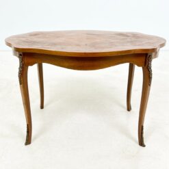 Riešutmedžio lukšto staliukas su žalvario apdailomis 55,5x80x50,5 cm