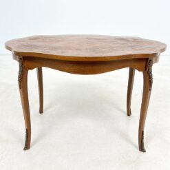 Riešutmedžio lukšto staliukas su žalvario apdailomis 55,5x80x50,5 cm