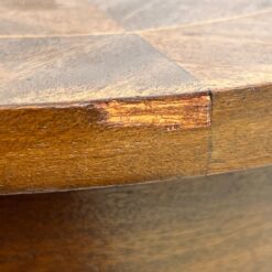 Riešutmedžio lukšto staliukas su žalvario apdailomis 55,5x80x50,5 cm