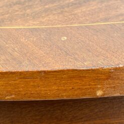 Riešutmedžio lukšto staliukas su žalvario apdailomis 55,5x80x50,5 cm