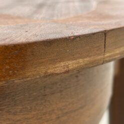 Riešutmedžio lukšto staliukas su žalvario apdailomis 55,5x80x50,5 cm