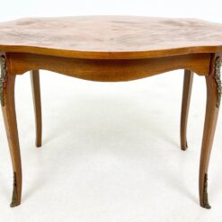 Riešutmedžio lukšto staliukas su žalvario apdailomis 55,5x80x50,5 cm