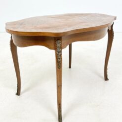 Riešutmedžio lukšto staliukas su žalvario apdailomis 55,5x80x50,5 cm