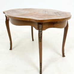 Riešutmedžio lukšto staliukas su žalvario apdailomis 55,5x80x50,5 cm