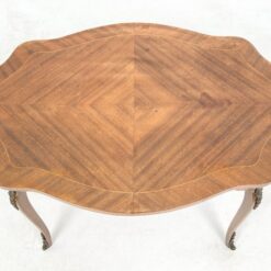 Riešutmedžio lukšto staliukas su žalvario apdailomis 55,5x80x50,5 cm