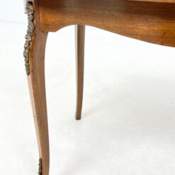 Riešutmedžio lukšto staliukas su žalvario apdailomis 55,5x80x50,5 cm