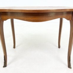 Riešutmedžio lukšto staliukas su žalvario apdailomis 55,5x80x50,5 cm