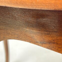 Riešutmedžio lukšto staliukas su žalvario apdailomis 55,5x80x50,5 cm