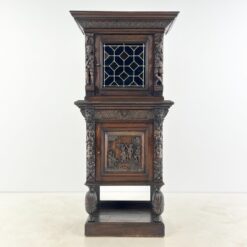 Ąžuolinis drožinėtas XIX a. pr. bufetas su vitražinėmis durelėmis 55x91x195 cm