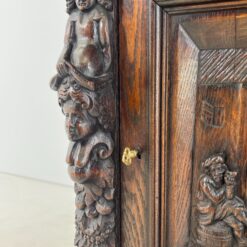 Ąžuolinis drožinėtas XIX a. pr. bufetas su vitražinėmis durelėmis 55x91x195 cm