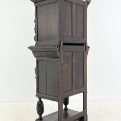 Ąžuolinis drožinėtas XIX a. pr. bufetas su vitražinėmis durelėmis 55x91x195 cm