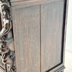 Ąžuolinis drožinėtas XIX a. pr. bufetas su vitražinėmis durelėmis 55x91x195 cm