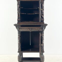 Ąžuolinis drožinėtas XIX a. pr. bufetas su vitražinėmis durelėmis 55x91x195 cm