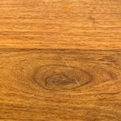 Mango medžio keturių stalčių TV komoda įvažiuojamomis durelėmis 60x104x136 cm