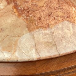 Drožinėtas riešutmedžio staliukas marmuriniu stalviršiumi 81x81x48 cm