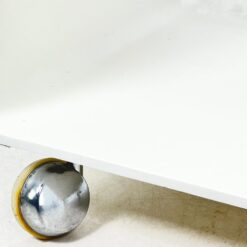 Vintažinis baltos spalvos serviravimo staliukas ant ratukų 42x80x55 cm