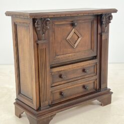 Riešutmedžio komoda – baras atveriamomis durimis 35,5x86x84,5 cm